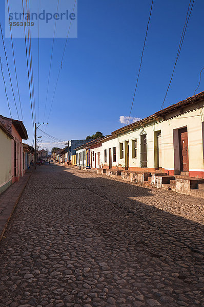 Kopfsteinpflaster Gebäude Straße Karibik Westindische Inseln Trinidad und Tobago Kuba