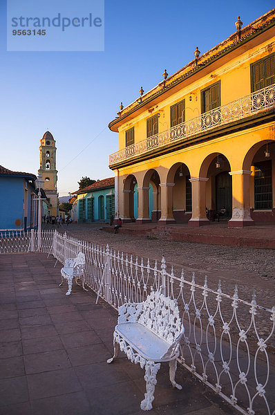 Frauenkloster Stuhl weiß Hintergrund frontal Zaun Karibik Trinidad und Tobago Kuba Metall