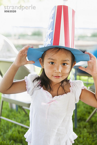 Vereinigte Staaten von Amerika USA Außenaufnahme bauen Portrait Papier Hut Nationalität jung Mädchen Unabhängigkeitstag freie Natur