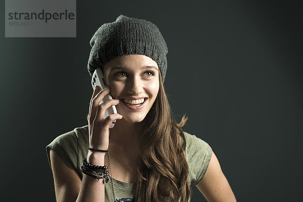 Handy Studioaufnahme benutzen Portrait Jugendlicher Mädchen