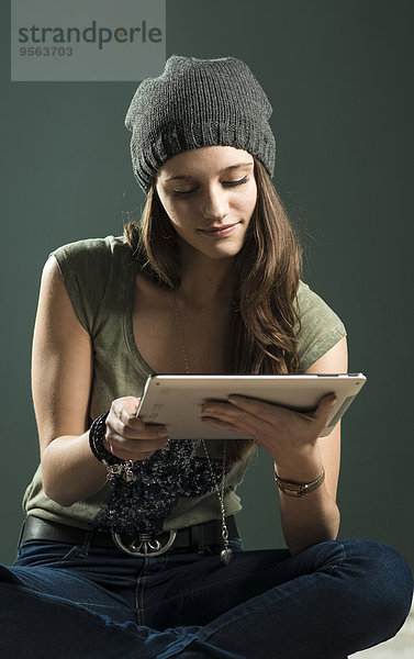 Studioaufnahme benutzen Portrait Jugendlicher Computer Mädchen Tablet PC