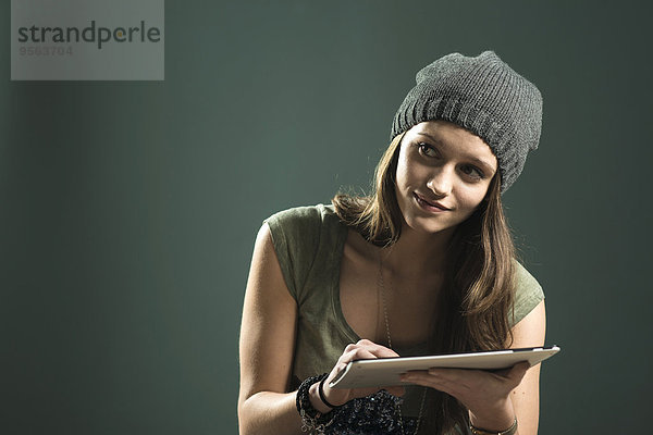 Studioaufnahme benutzen Portrait Jugendlicher Computer Mädchen Tablet PC