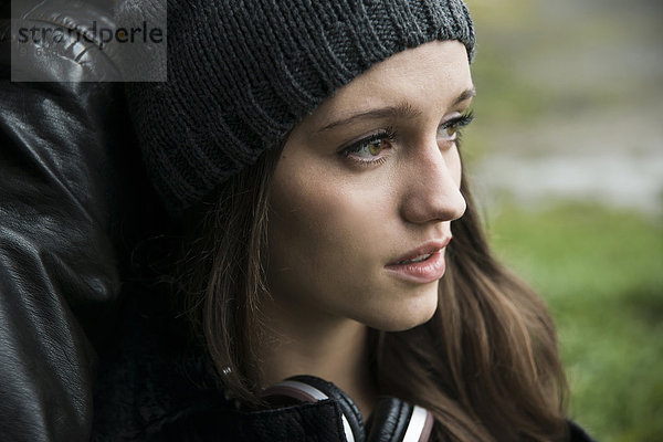 Außenaufnahme Portrait Jugendlicher Kopfhörer Hut Close-up Kleidung Mädchen freie Natur