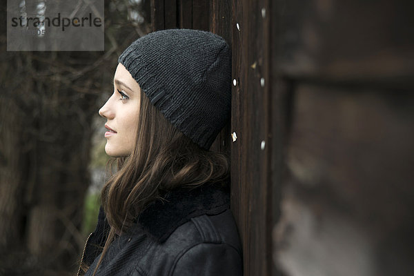 Außenaufnahme Portrait Jugendlicher Hut Kleidung Mädchen freie Natur