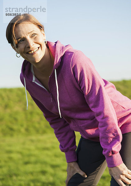 Außenaufnahme Frau rennen Close-up reifer Erwachsene reife Erwachsene Pause freie Natur Pause machen