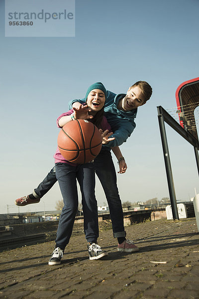 Außenaufnahme Jugendlicher Junge - Person Basketball Mädchen Industriegebiet freie Natur spielen
