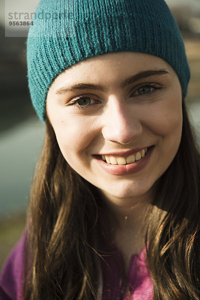 Außenaufnahme Portrait Jugendlicher sehen lächeln Close-up Blick in die Kamera Kleidung Mütze Mädchen freie Natur