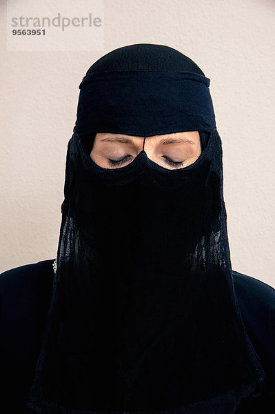 Studioaufnahme Frau geschlossen schwarz Close-up Kleidung Hidschab Islam