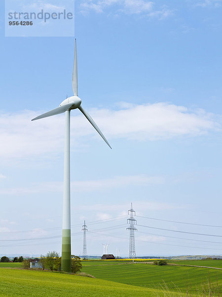 Windturbine Windrad Windräder hoch oben Hintergrund Deutschland Spannung Nordrhein-Westfalen