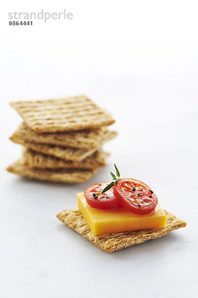 Studioaufnahme Scheibe weiß Hintergrund Käse Tomate Gewürz Stapel Cheddarkäse Cracker Blechkuchen