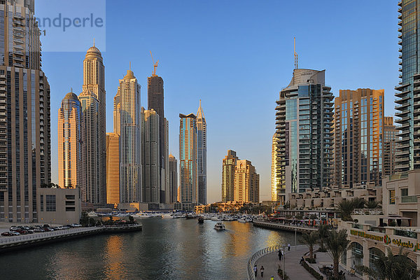 Vereinigte Arabische Emirate VAE Sonnenuntergang Hochhaus Jachthafen Dubai