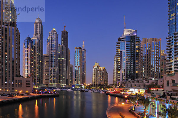 beleuchtet Vereinigte Arabische Emirate VAE Hochhaus Jachthafen Dubai Abenddämmerung