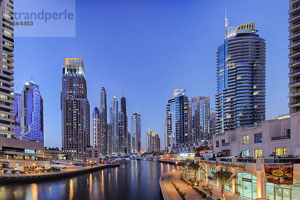 beleuchtet Vereinigte Arabische Emirate VAE Hochhaus Jachthafen Dubai Abenddämmerung