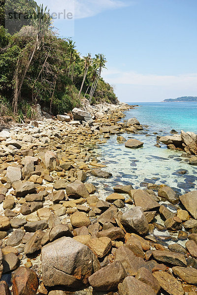 nahe Wasserrand Felsen Strand lang langes langer lange Malaysia