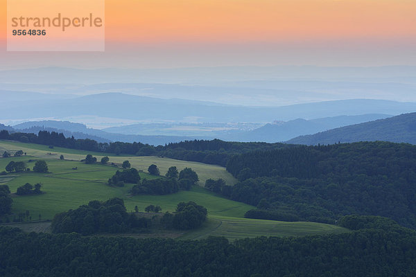 niedrig Berg Landschaft Ansicht Abenddämmerung Deutschland Hessen