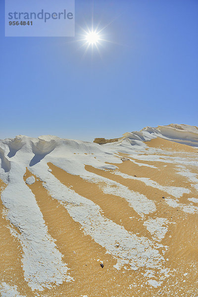 Felsbrocken über Wüste weiß Anordnung Ägypten Sonne