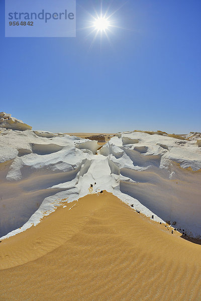 Felsbrocken über Wüste weiß Anordnung Ägypten Sonne