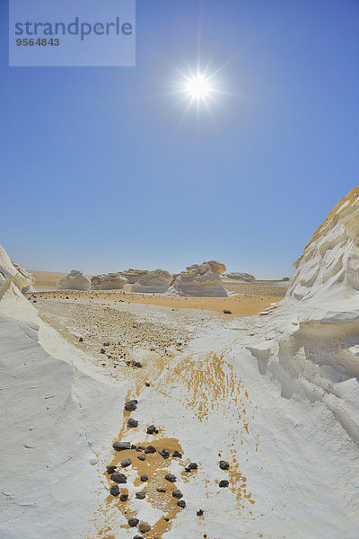 Felsbrocken über Wüste weiß Anordnung Ägypten Sonne