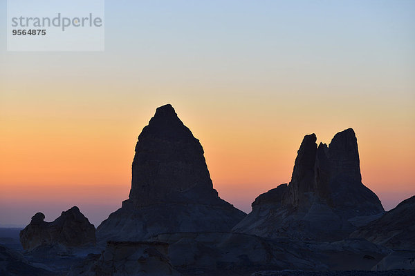 Felsbrocken Silhouette Morgendämmerung Wüste weiß Anordnung Ägypten