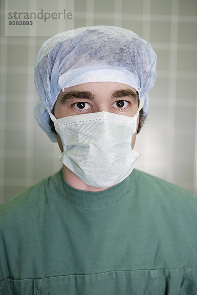 Chirurg mit chirurgischer Maske und Kappe