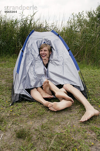 Drei Personen teilen sich ein Zelt