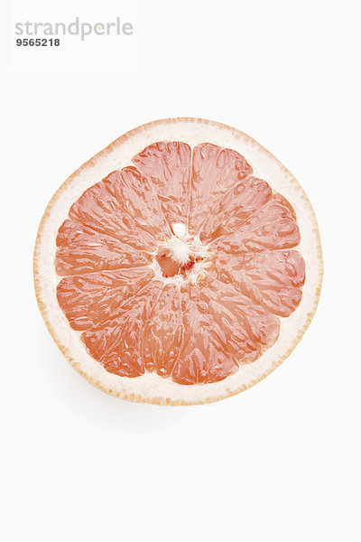 Querschnitt der Grapefruit auf weißem Grund