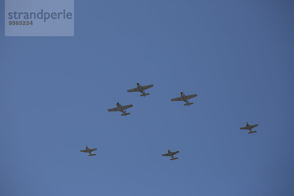 Niederwinkelansicht der Kampfflugzeuge gegen den blauen Himmel