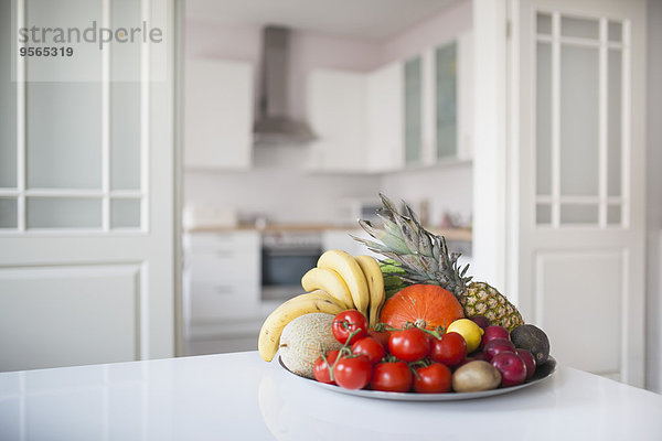 Obst und Gemüse im Teller auf dem Tisch zu Hause