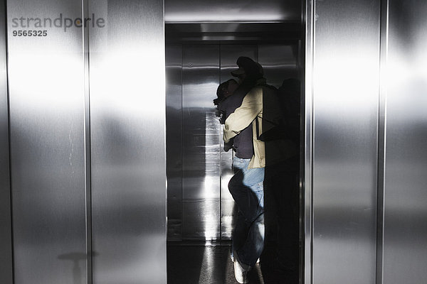 Passioniertes Paar beim Küssen im Aufzug