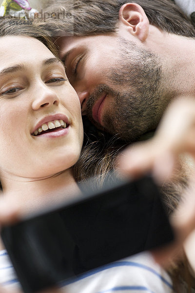 Junges Pärchen nimmt Selfie mit Smartphone