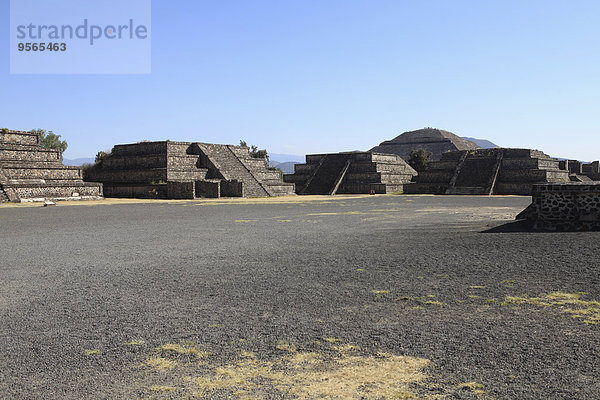 Teotihuacan-Pyramiden gegen klaren blauen Himmel