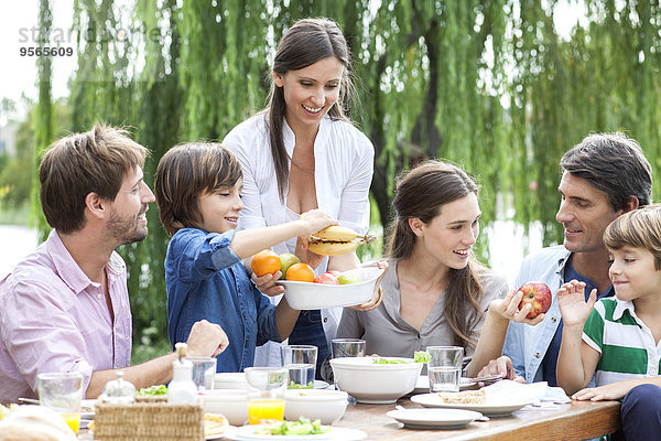 Familie beim gemeinsamen Essen im Freien