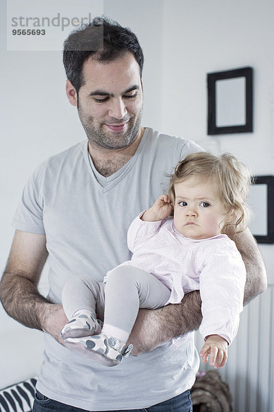 Vater hält Baby Mädchen