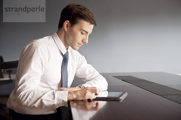 Geschäftsmann mit digitalem Tablett im Büro