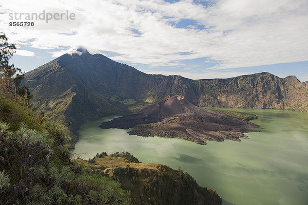 Blick auf den Berg Rinjani vor bewölktem Himmel bei Lombok  Indonesien
