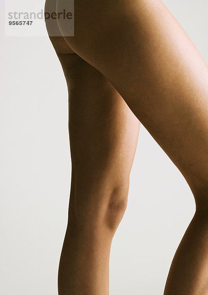 Frauen mit nackten Beinen und Gesäß  Seitenansicht