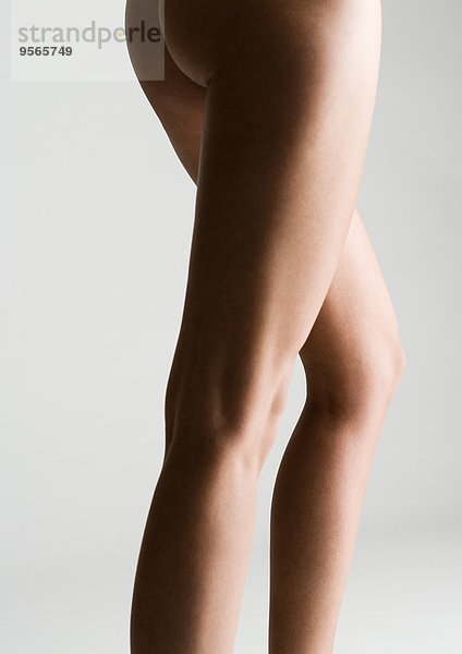 Nackte Beine und Gesäß der Frau