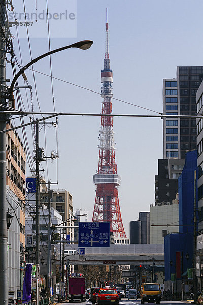 Tokyo Tower von der Stadtstraße aus gesehen gegen den klaren Himmel