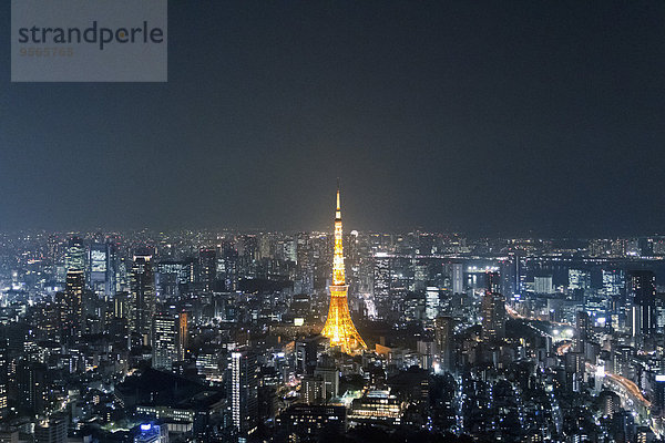 Beleuchteter Tokyo Tower inmitten des Stadtbildes gegen den Himmel bei Nacht