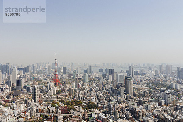 Tokyo Tower inmitten des Stadtbildes gegen den klaren Himmel