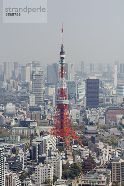 Tokio Tower inmitten des Stadtbildes