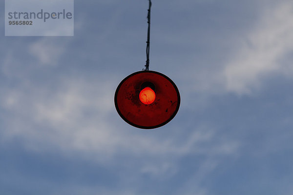 Niederwinkelansicht der Lampe bei bewölktem Himmel