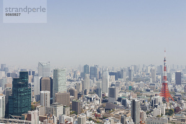 Tokyo Tower und Stadtbild gegen den klaren Himmel