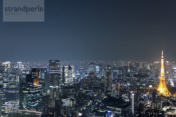 Beleuchteter Tokyo Tower inmitten des Stadtbildes gegen den Himmel bei Nacht