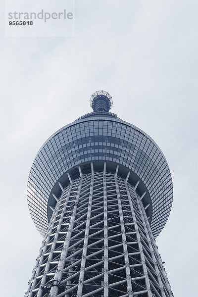 Tiefblick auf Tokyo Skytree gegen den Himmel