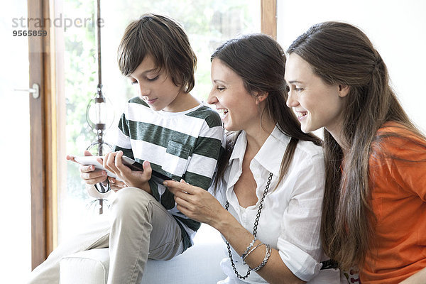Familie genießt gemeinsam das digitale Tablett