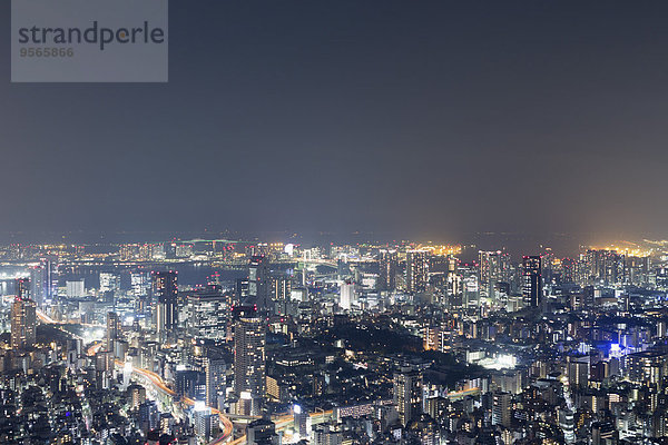 Luftaufnahme des beleuchteten Stadtbildes gegen den Himmel bei Nacht