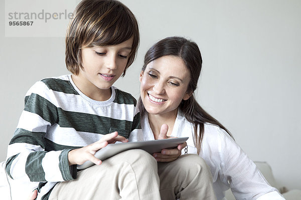 Mutter und Sohn verwenden gemeinsam ein digitales Tablett