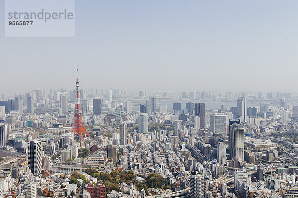Tokyo Tower und Stadtbild gegen den klaren Himmel