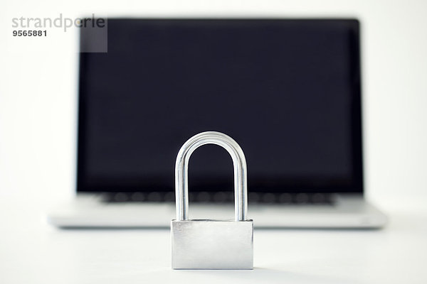 Vorhängeschloss vor dem Laptop für Internetsicherheit